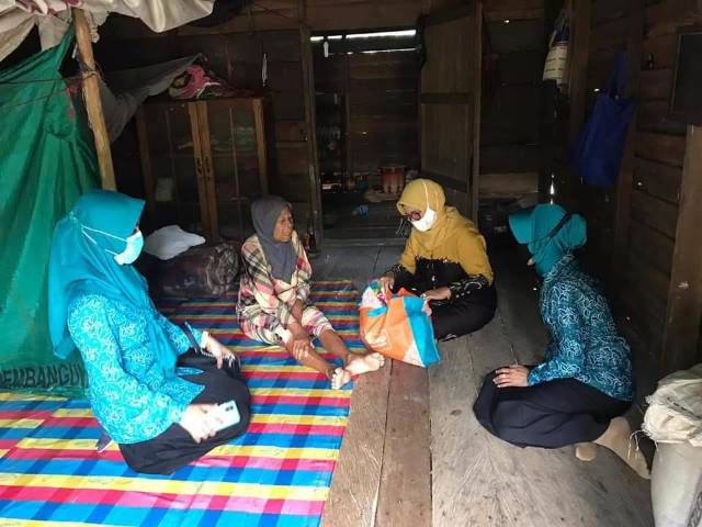 BANTUAN: Ketua TP PKK Tala Nurul Sukamta menyerahkan bantuan kepada masyarakat kurang mampu di Desa Salaman dan Riam Adungan Kecamatan Kintap.