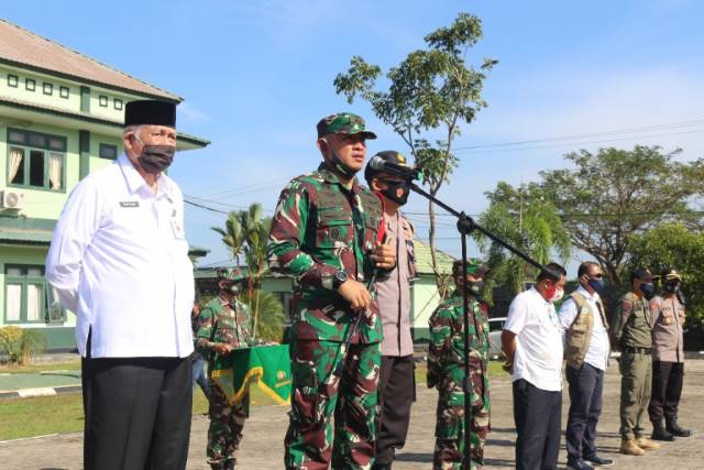 SAMBUTAN: Dandim 1022/Tanah Bumbu Letkol Cpn Rahmat Trianto menyampaikan sambutan pada apel gabungan di halaman Makodim 1022/Tanah Bumbu, Rabu (19/8) pagi, didampingi Wabup Tanbu H Ready Kambo dan Kapolres AKBP Sugianto Marweki.