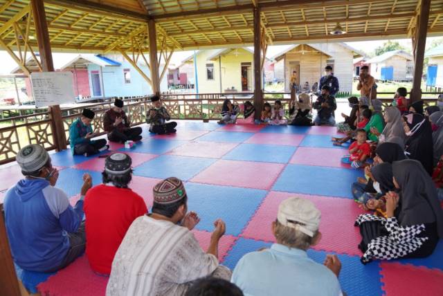 PERUMAHAN: Warga perumahan pra sejahtera Kampung Wellbeing di Desa Sungai Lembu Kecamatan Kusan Hilir menerima bantuan sembako dari Dinas Sosial.