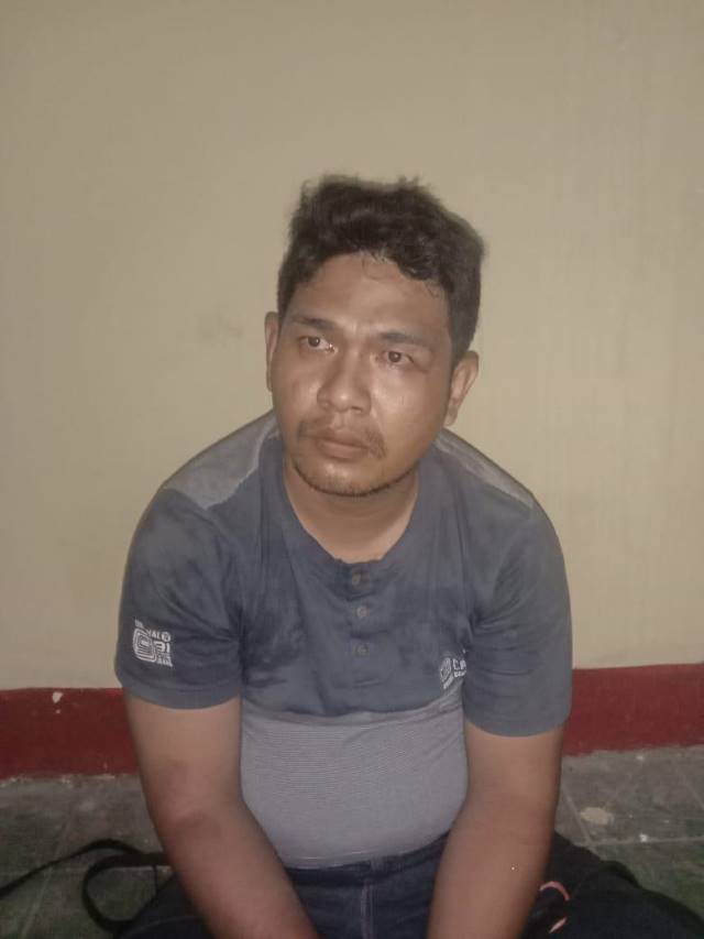 TEGA: Aulia Rahman saat diperiksa di Mapolsek Banjarmasin Tengah. Aksi menjambretnya gagal total.