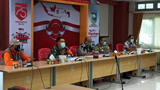 VIRTUAL: Gugus Tugas Kabupaten Tala beserta Dandim 1009 Plh Letkol Inf Adi Yoga Susetyo dan Kapolres AKBP Cuncun Kurniadi SIK menghadiri pertemuan Gugus Tugas Provinsi Kalsel secara virtual.