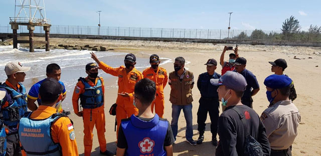 TERLEMPAR: Anggota BPBD Tala bersama relawan melakukan pencarian korban tenggelam, Haryanto. Ia tercebur ke laut di kawasan Pelabuhan Pelaihari Desa Swarangan.