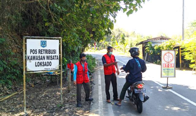 KETAT: Pengunjung diperiksa suhu tubuh sebelum memasuki kawasan KSPN Loksado di HSS. | FOTO: SALAHUDIN/RADAR BANJARMASIN