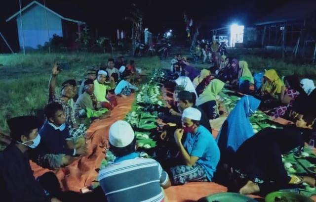 RITUAL TAHUNAN: Dengan membawa Takir, warga Desa Karang Bunga berbondong-bondong mengikuti ritual menyambut tahun baru Islam. | Foto: Agus for Radar Banjarmasin.