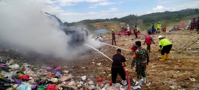 PERLU BARU: Petugas gabungan berusaha memadamkan kebakaran alat berat milik DLH Banjarbaru pada 14 Agustus lalu di TPA Gunung Kupang, Banjarbaru. | Foto: DLH Banjarbaru for Radar Banjarmasin