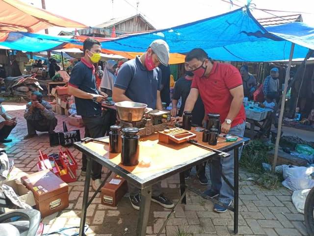 PENGUKURAN: Jajaran dari Diskopdag Tala melakukan tera dan tera ulang terhadap UTTP milik pedagang.