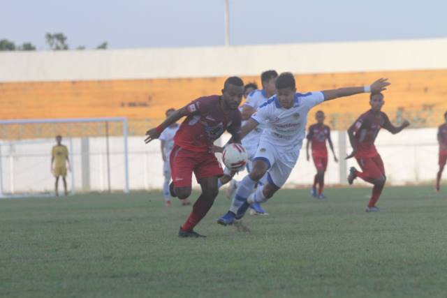 TRADISI: Pelatih Martapura FC Frans Sinatra Huwae tetap optimis tim polesannya akan menembus babak penyisihan Liga 2 2020.