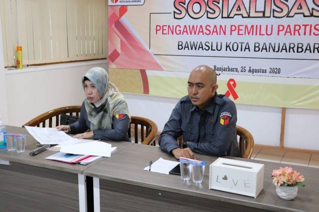CEGAH PELANGGARAN: Komisioner Bawaslu Kota Banjarbaru menggelar sosialisasi pengawasan partisipatif secara daring. Salah satu pematerinya Pemred Radar Banjarmasin, Toto Fachrudin. | Foto: Bawaslu Banjarbaru for Radar Banjarmasin