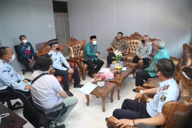 KEDATANGAN KAKANWIL: Bupati Tanbu H Sudian Noor menerima kedatangan Kepala Kantor Wilayah (Kakanwil) Kementerian Hukum dan HAM Kalsel Agus Toyib di Kantor Bapas Kelas II Batulicin di Desa Saring Sungai Bubu Kecamatan Kusan Hilir.