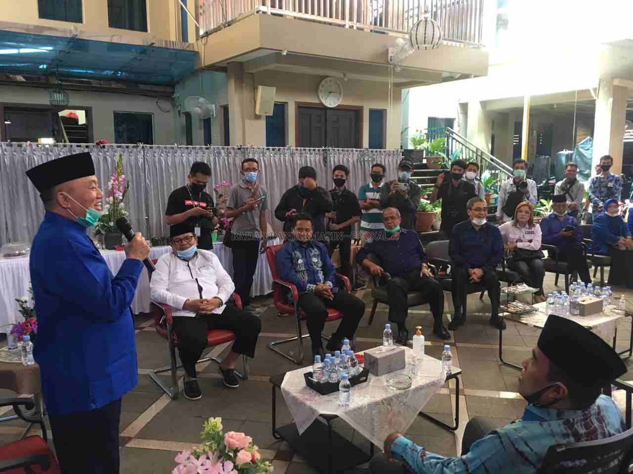 SERAHKAN SK-Ketua DPW PAN Kalsel, Muhidin menyampaikan sambutan di sela penyerahan SK DPP PAN untuk Pilkada Kalsel.|Radar Banjarmasin/M Oscar Fraby