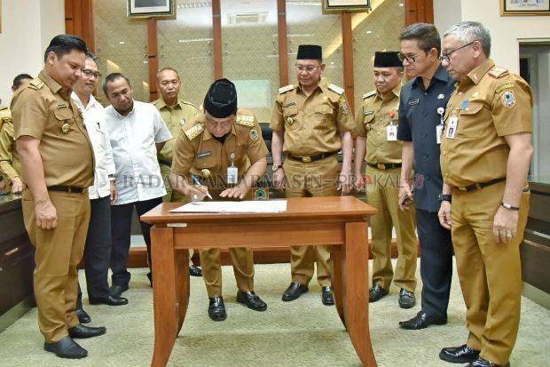 KERJASAMA: Gubernur Kalsel Sahbirin Noor menandatangani berita acara antara Pemprov dengan Kabupaten Tanah Bumbu dan Kotabaru tentang percepatan pembangunan Jembatan Penghubung Pulau Kalimantan dengan Pulau Laut. | FOTO: DOK/RADAR BANJARMASIN