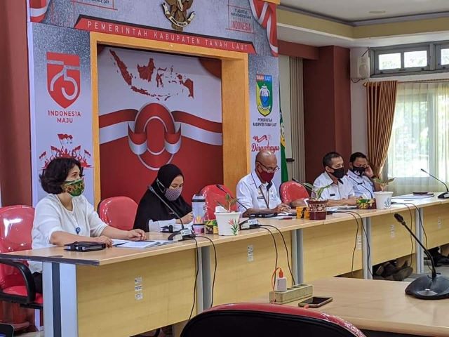 RAKOR: Sekda Tala Dahnial Kifli memimpin Rakor Kerja sama antara Pemkab Tala dengan Badan Layanan Umum Pusat Investasi Pemerintah (BLU PIP), PT Pegadaian dan Koperasi Simpan Pinjam Mitra Dhufa (KOMIDA).