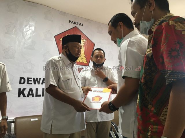 DEMI KOALISI: Ketua DPD Gerindra Kalsel Abidin menyerahkan SK dukungan ke Aditya Mufti Ariffin untuk berlaga di Pilkada Banjarbaru, kemarin. | FOTO: M OSCAR FRABY/RADAR BANJARMASIN