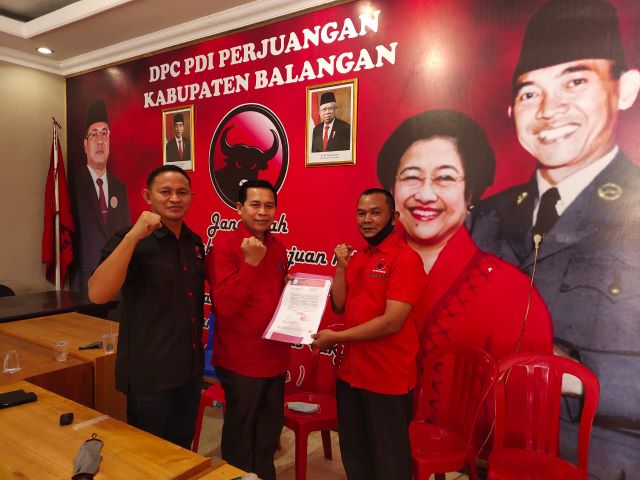 KOALISI: H Supiani (tengah) yang merupakan bakal calon wakil bupati Balangan berpasangan dengan Abdul Hadi, saat menerima dukungan dari PDIP.