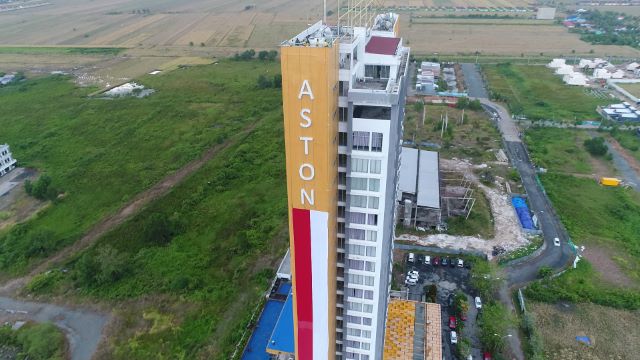 DITURUNKAN: Penurunan bendera merah-putih di dinding Gedung Aston Banua, Sabtu (30/8) tadi. Bendera ini diturunkan setelah selama 13 hari berkibar vertikal di gedung tertinggi di Kalsel itu. | FOTO: MUHAMMAD RIFANI/RADAR BANJARMASIN
