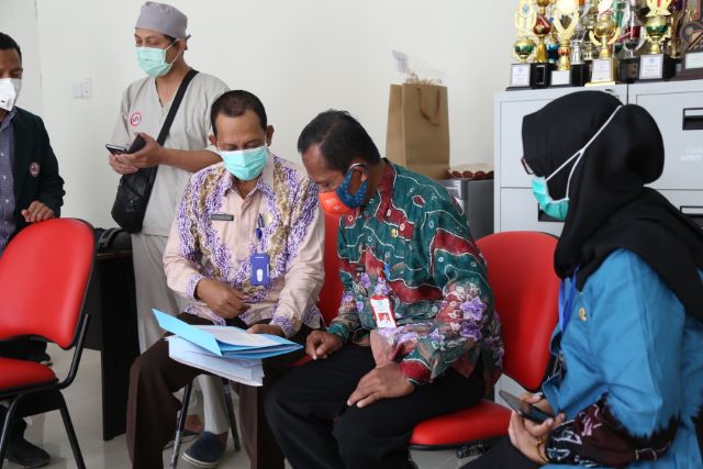 LAMPAUI TARGET: Bupati Tala Sukamta diperlihatkan pencapaian melebihi target nasional pelaksanaan Swab.