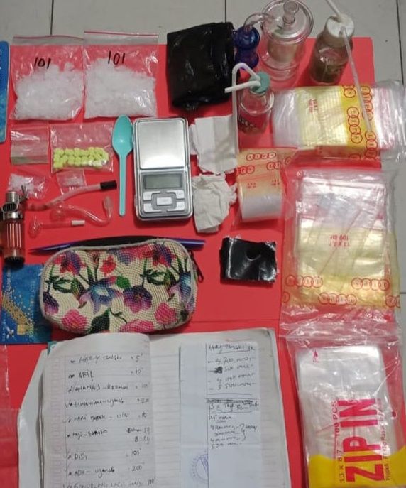 Barang bukti dua paket sabu terbungkus dengan kertas timah rokok. Satu paket dengan berat kotor 2,57 gram atau berat bersih 2,52 gram. Dan satunya lebih sedikit. Hanya 0,67 gram (berat kotor).