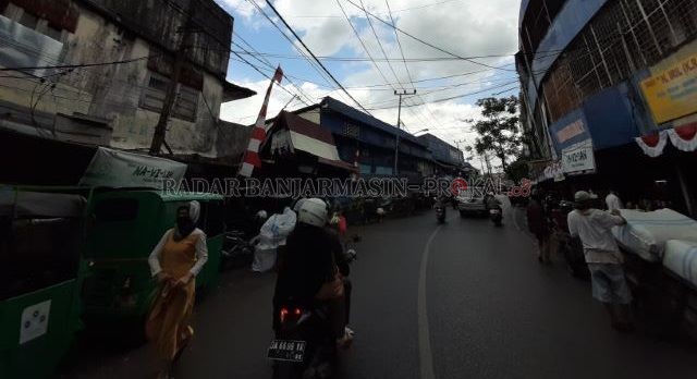 PASAR TUA: Pasar Ujung Murung (kiri) yang menyatu dengan Pasar Sudimampir Raya, dipotret kemarin (31/8). Sudah sejak lama Pemko Banjarmasin ingin meremajakan pasar ini. | Foto: Wahyu Ramadhan/Radar Banjarmasin