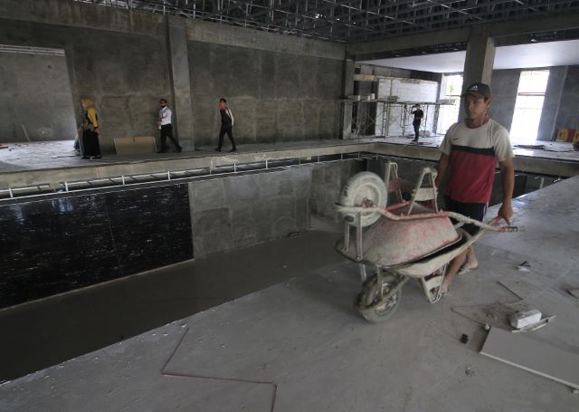 TINGKAT DUA: Pembangunan Mal Pelayanan Publik milik DPMPTSP Kota Banjarbaru yang berada di kawasan Lapangan Murjani kini sudah mencapai 75 persen. | Foto: Muhammad Rifani/Radar Banjarmasin