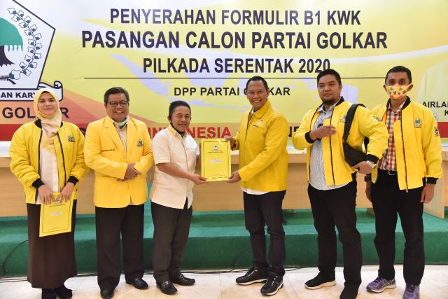 SAH: Saban Eff endy (tiga dari kiri) menerima SK dari DPP Partai Golkar bersama Ananda (paling kiri) dan Ansharuddin (dua dari kiri) di Jakarta, Senin (31/8).