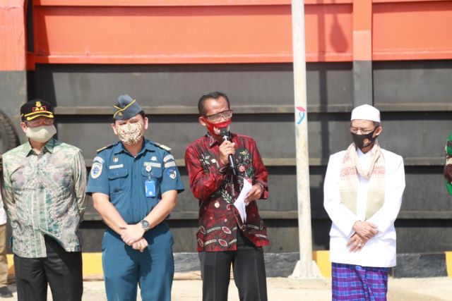 BERGELIAT: Bupati Tala Sukamta melepas perdana keberangkatan kapal di Pelabuhan Pelaihari Kecamatan Jorong.