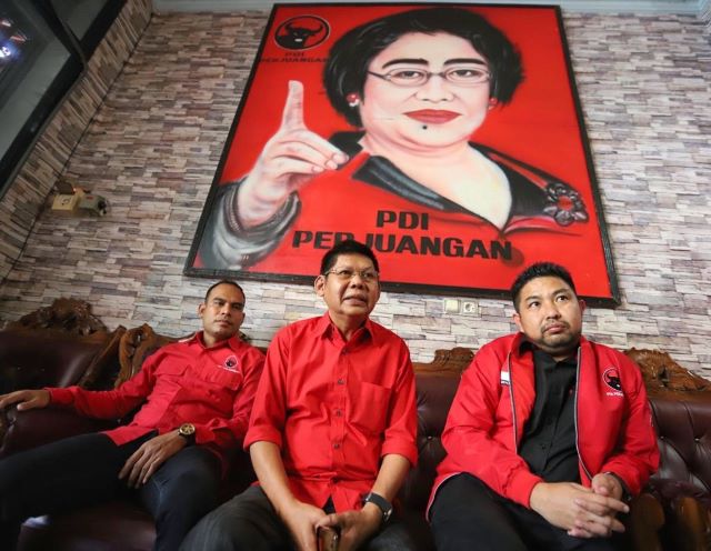 OPTIMISTIS: Ketua DPC PDI P Kotabaru Zulkipli AR (tengah) saat berada di kantornya, belum lama tadi. Politisi ini rencananya akan berpasangan dengan Zairullah Azhar.