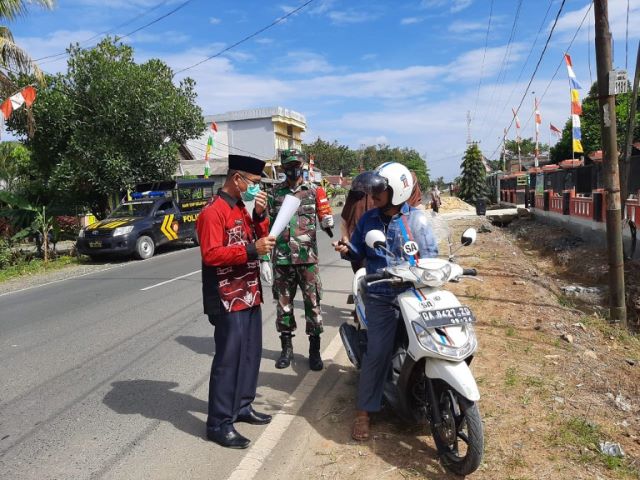 SOSIALISASI: Sosialisasi Peraturan Bupati (Perbup) Nomor 28 Tahun 2020 tentang panduan tatanan baru masyarakat produktif dan aman Covid-19 digelar di wilayah Kecamatan Karang Bintang, Kamis (27/8).