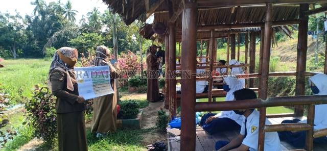 INISIATIF: Para guru menggelar kelas di alam terbuka di Hulu Sungai Selatan. |  DOK/RADAR BANJARMASIN