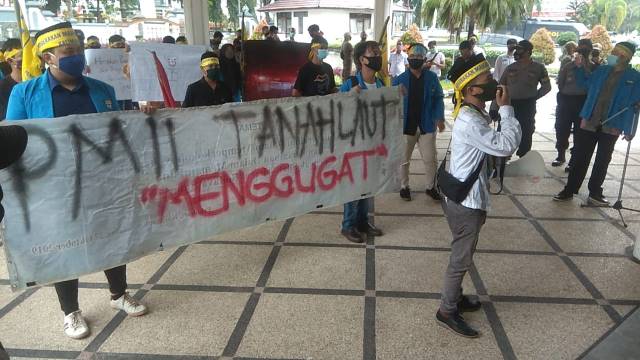 AKSI DAMAI: Para Mahasiswa menyampaikan aksi damai di depan Kantor DPRD.