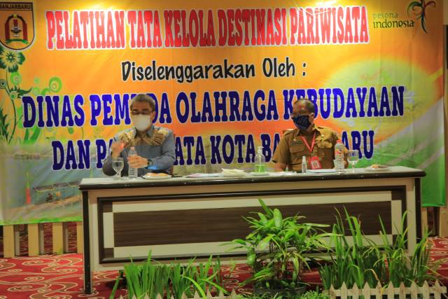 NARASUMBER: Wakil Wali Kota Banjarbaru H Darmawan Jaya Setiawan saat menjadi narasumber dalam Pelatihan Tata Kelola Destinasi Pariwisata Kota Banjarbaru di Grand Dafam Q Hotel, Selasa (1/9) kemarin. | FOTO: HUMAS DAN PROTOKOL PEMKO BANJARBARU