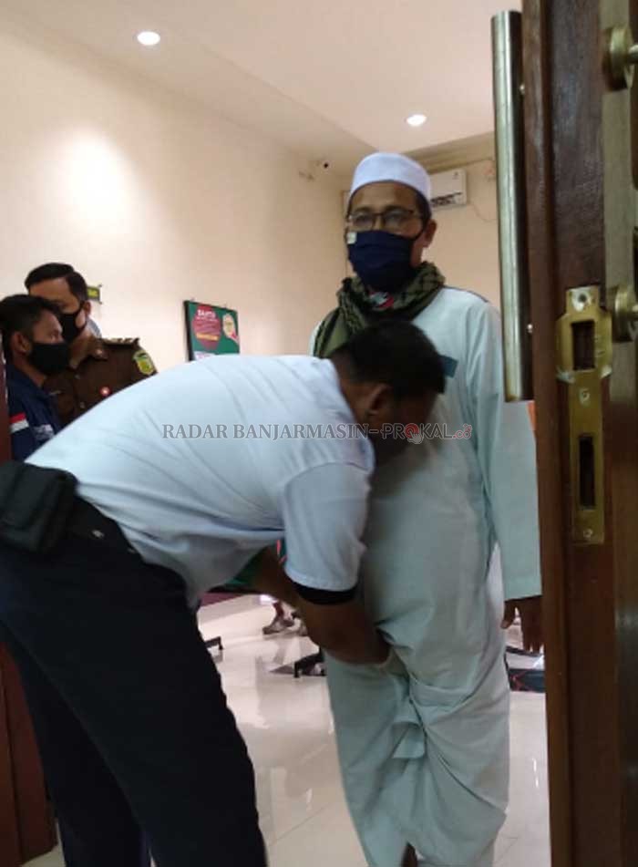 TAK JAGA JARAK: Petugas PN Kotabaru periksa tubuh pengunjung sidang tanpa jaga jarak, Rabu (2/9) siang tadi.  | Foto: Zalyan S Abdi/Radar Banjarmasin