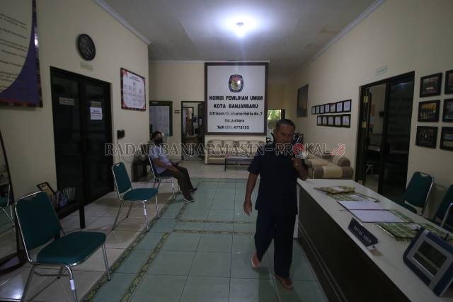 TERBATAS: Ruang Kantor KPU Kota Banjarbaru dengan menerapkan protokol kesehatan Covid-19, bersiap menerima pendaftaran bapaslon dari jalur partai politik mulai besok. | Foto: Muhammad Rifani/Radar Banjarmasin