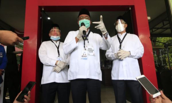 PERTAMA DAFTAR: Bapaslon Wali Kota & Wakil Wali Kota Banjarbaru, H Martinus (tengah) dan Darmawan Jaya (kanan) bersama Ketua DPW PAN Kalsel, Muhidin (kiri) usai mendaftar di KPU Kota Banjarbaru pada Jumat (4/9) siang | Foto: Muhammad Rifani/Radar Banjarma