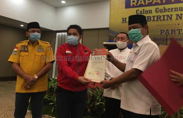 PENYERAHAN: Formulir B1KWK diserahkan PDI Perjuangan kepada pasangan Sahbirin-Muhidin, Jumat (4/9).| Foto: Muhammad Oscar Fraby/Radar Banjarmasin