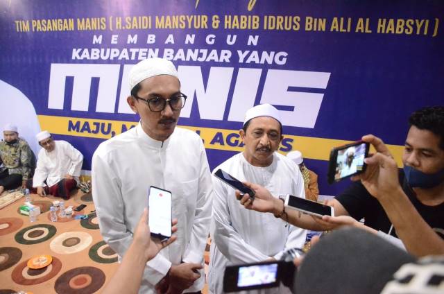 MAJU: Saidi Mansyur dan Habib Idrus bin Ali Al Habsyi diwawancarai wartawan.