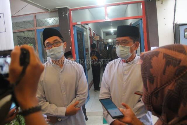 LANCAR: Aulia Oktaviandi - Mansyah Sabri menyampaikan keterangan pers, usai mendaftar di KPU HST, Jumat (4/9). | Foto: Jamaluddin/Radar Banjarmasin