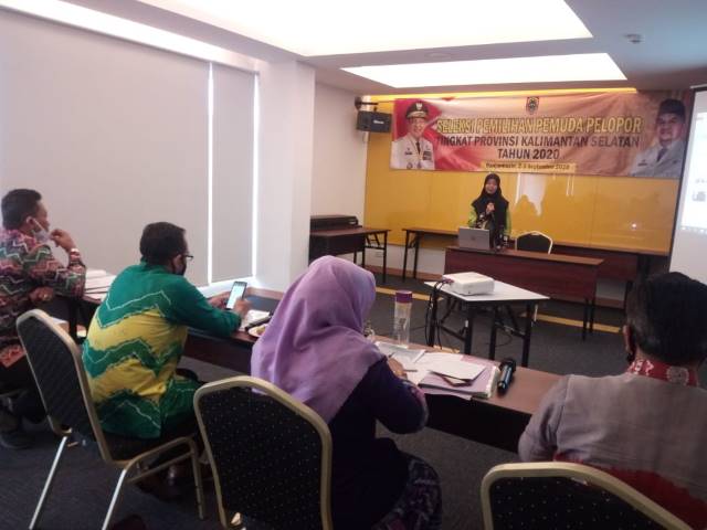 PAPARKAN GAGASAN: Salah satu peserta seleksi Pemuda Pelopor Kalsel 2020 menyampaikan presentasi di hadapan para juri.