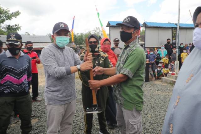BANTUAN ALAT: Bupati Tanah Bumbu H Sudian Noor (kiri) didampingi Ketua TP-PKK Hj Sadariah mengunjungi Desa Hatiif Kecamatan Kusan Hulu untuk menyerahkan bantuan alat gotong royong dan bibit tanaman.
