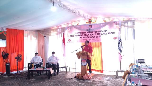 PILKADA KOTABARU: Ketua Pemenangan Syairi Mukhlis (baju merah) ikut mengantar pasangan Sayed Jafar-Andi Rudi Latif ke KPU Kotabaru, Sabtu (5/9) pagi.