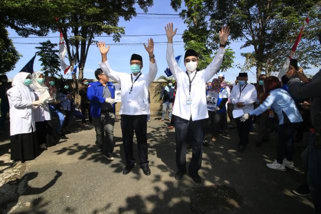 DUET: Pasangan Haji Martinus dan Jaya saat mendaftar ke KPU Banjarbaru, Jumat(4/9). Keduanya berlaga di Pilkada Banjarbaru 2020. | Foto: M Rivani/Radar Banjarmasin