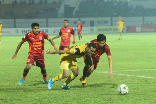 BUTUH SUPPORT: Kapten Barito Putera Rizky Pora berharap seluruh fans mendoakan timnya meski berkandang di Pulau Jawa.