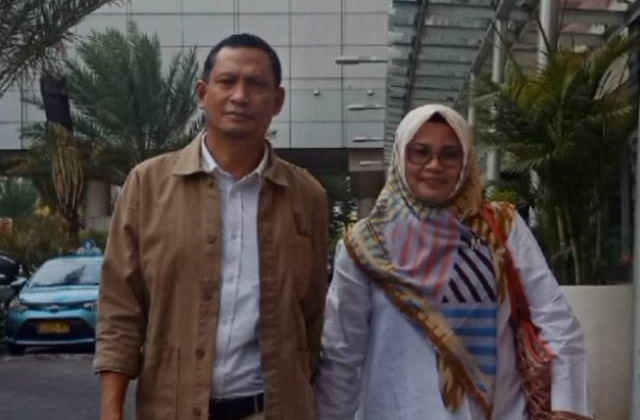 FIGUR: Burhanudin bersama istri. Politikus ini optimis walau hanya maju melalui jalur perseorangan.