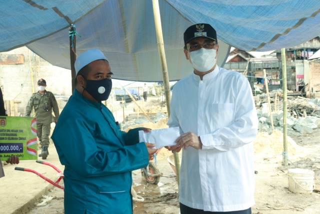 BANTUAN: Wakil Wali Kota Banjarbaru H Darmawan Jaya Setiawan bersama Kepala Pelaksana BPBD Banjarbaru Zaini, Kabag Kesra Sekretariat Daerah Kota Banjarbaru Fadhillurahman dan Camat Cempaka Agus Fahlupi serta Lurah Cempaka Junaidi saat kembali mengunjungi