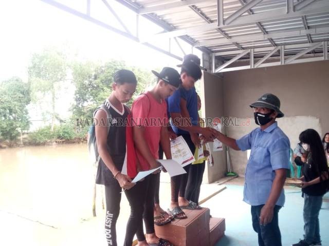 MENDOMINASI: Beberapa pedayung yang jadi juara Kejurprov Dayung Kalsel Senior-Junior 2020 di Sungai Awang, Banjarmasin, Minggu (6/9)