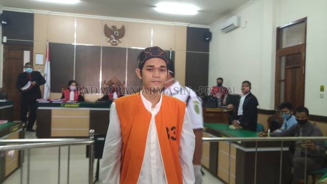 BEBAS: Despianoor Wardani tersenyum meninggalkan ruang sidang setelah Hakim Ketua Christina Endarwati memutuska dirinya tidak bersalah. | FOTO: ZALYAN SHODIQIN ABDI/RADAR BANJARMASIN