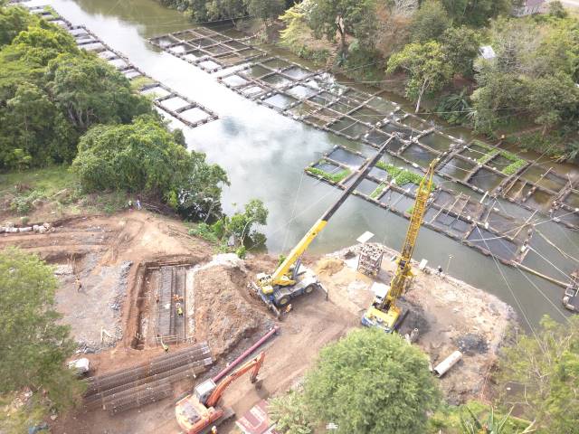PRIORITAS: Suasana pembangunan jembatan di jalan bebas hambatan Banjarbaru-Batulicin. Proyek ini menjadi salah satu pembangunan prioritas untuk dirampungkan di tahun ini. | FOTO: DINAS PUPR KALSEL/RADAR BANJARMASIN