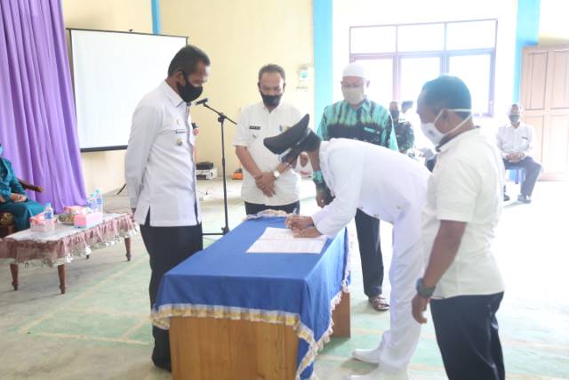 SERTIJAB: Bupati Tala Sukamta menyaksikan Sertijab Kepala Desa Pemalongan dari Pjs Kepala Desa.