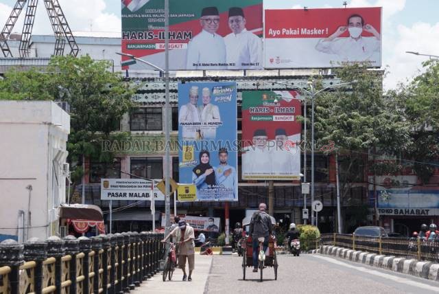 MULAI MARAK: Baliho bakal calon pasangan Pilwali yang terpampang di depan Pasar Malabar. Dipotret dari Jembatan Antasari, kemarin (10/9). | FOTO: WAHYU RAMADHAN/RADAR BANJARMASIN