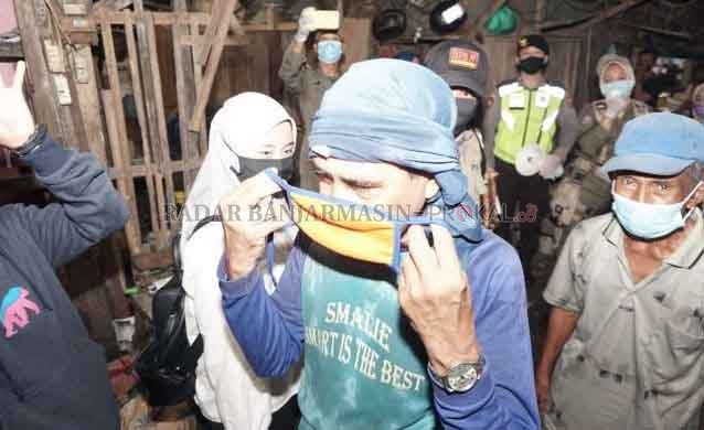 PANDEMI: Para pekerja ketika diingatkan memasang masker untuk mencegah penyebaran Covid-19. Karena pandemi ini, sudah ribuan tenaga kerja terpaksa dirumahkan. | Foto: Dokumen Radar Banjarmasin