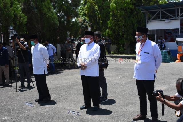 HANYA BERTIGA: Para kontestan Pilgub Kalsel saat apel penandatanganan pakta integritas komitmen mematuhi protokol kesehatan di halaman KPU Kalsel, kemarin. | FOTO: M OSCAR FRABY/RADAR BANJARMASIN